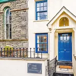 Cosy District - Walk To - Sleeps 6 *